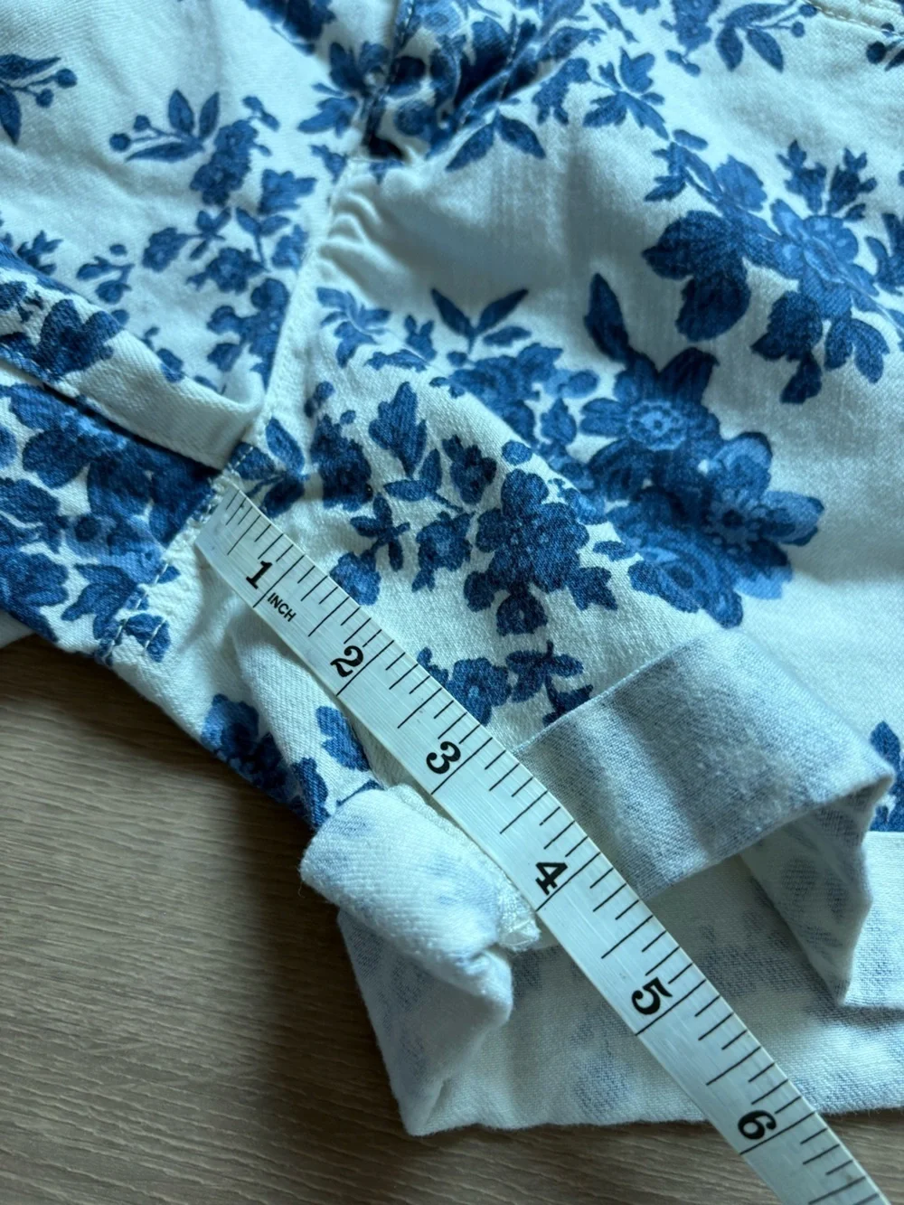 Tommy Hilfiger Floral Print Denim Shorts in white and blue- size 4